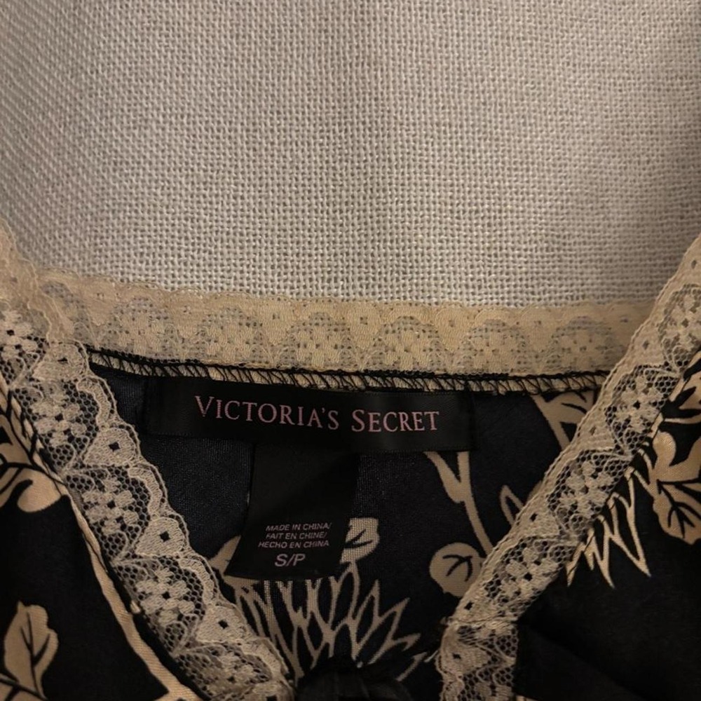 Victoria Secret's Open Front Flowing Sexy Lace Accent Size Small - Picture 2 of 2